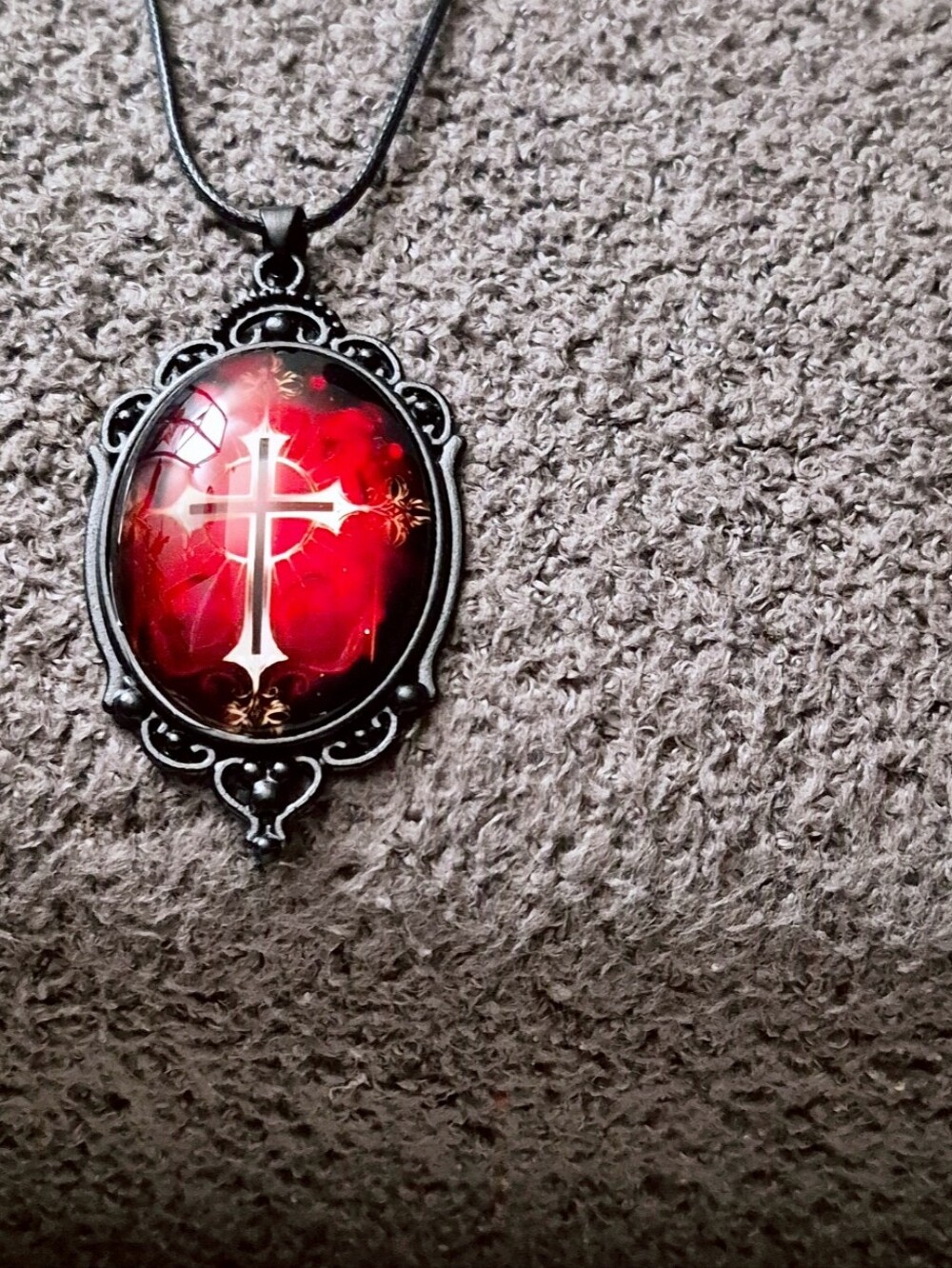 Vintage-Inspired Red Cross Cameo Pendant Necklace - Women Jewelry